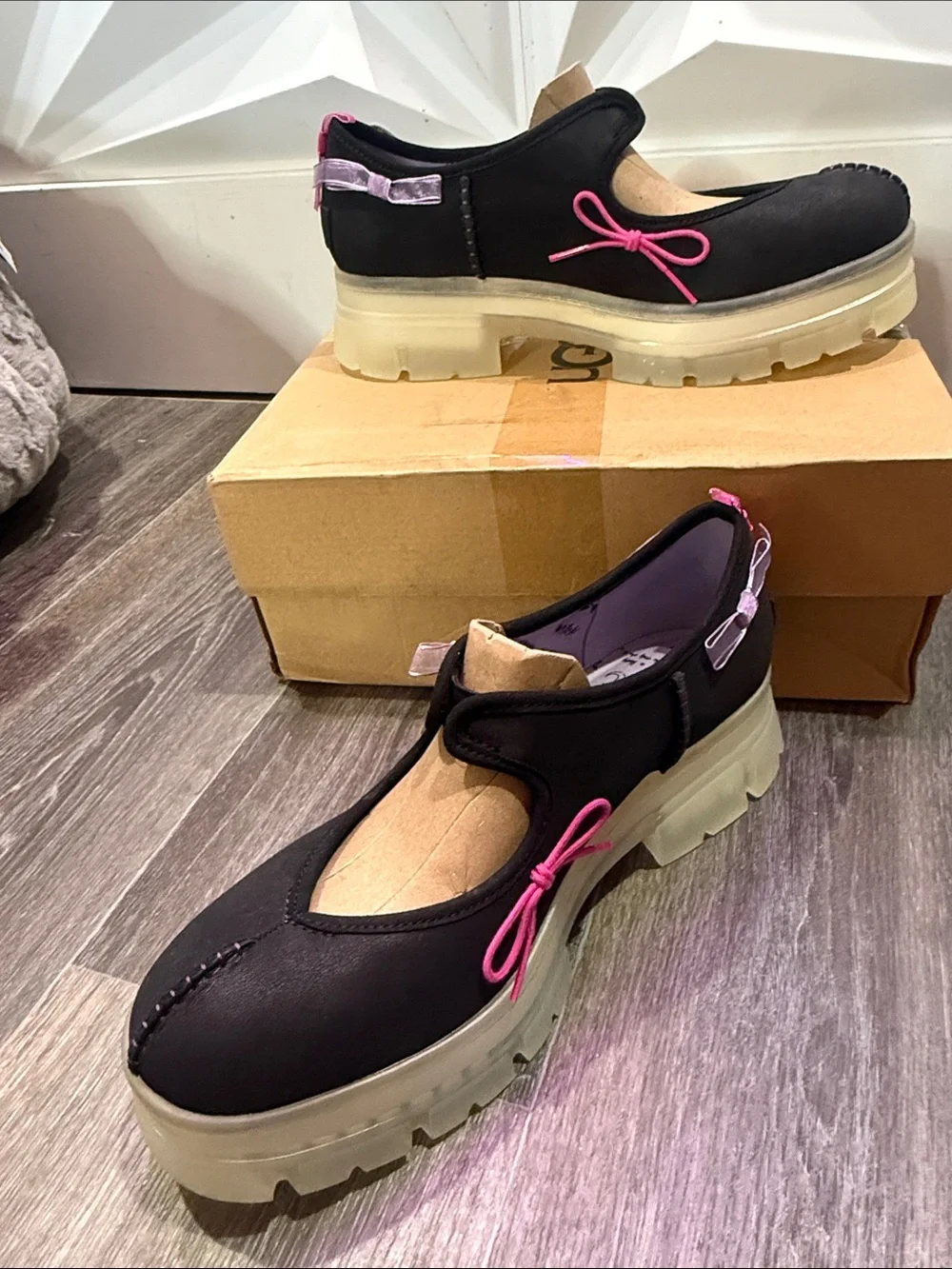 Ugg Women’s areum Mary Jane Shoes with Pink Accent Sz 11
